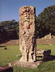 Stele eines Königs auf der großen Plaza